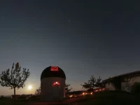 Die Sternwarte Waldburg bei Nacht