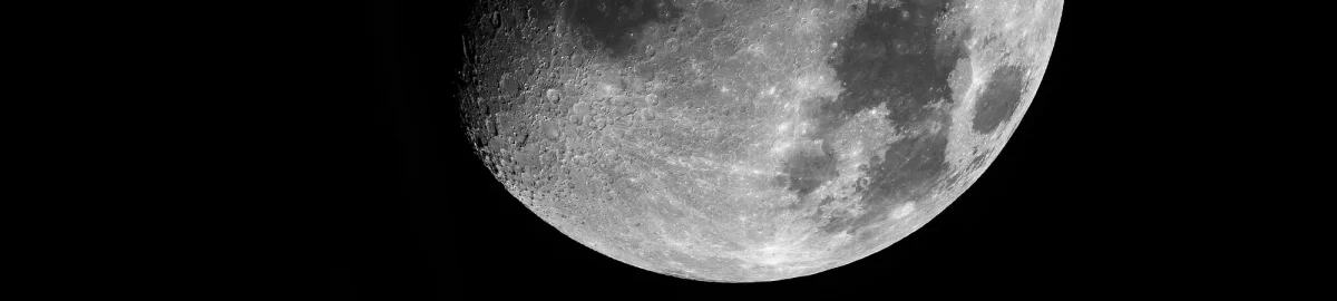 Beobachten Sie den Mond durch ein Teleskop